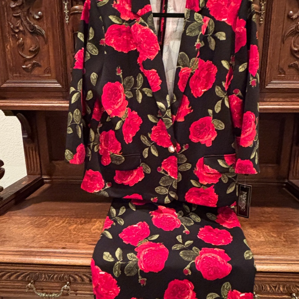 NWT- BOLD FLORAL SUIT